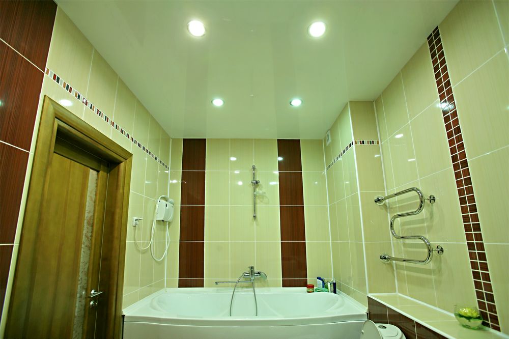 Натяжной потолок в ванной - минусы и плюсы