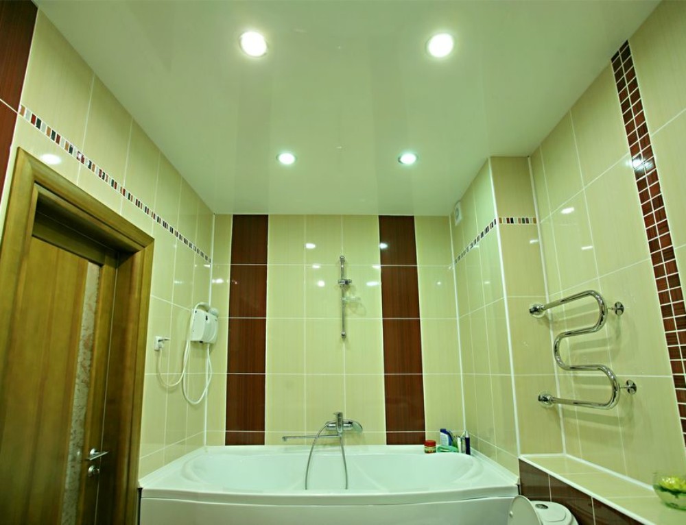 Натяжной потолок в ванной — минусы и плюсы